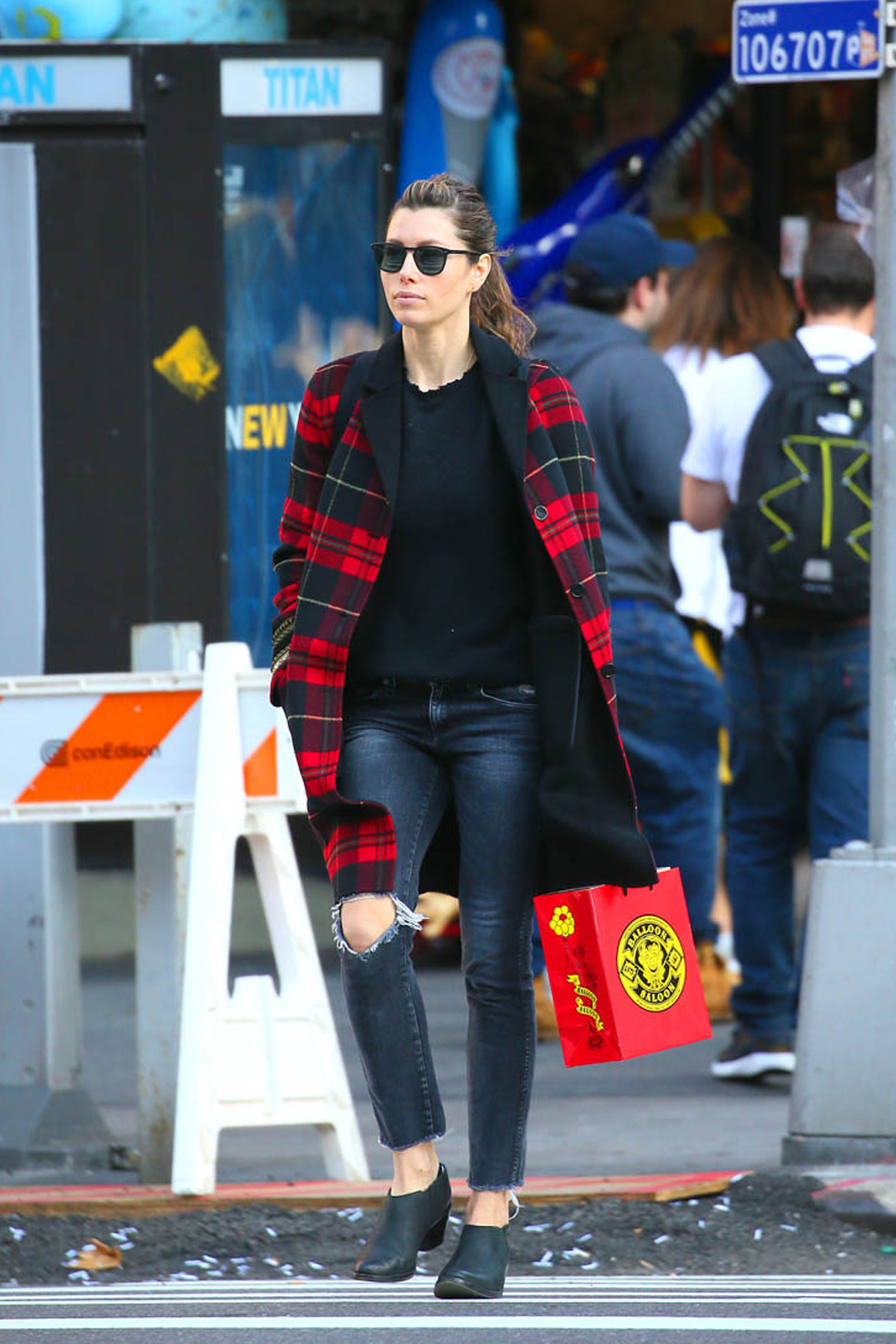 jessica-biel-red-buffalo-flannel-coat-4 jessica-biel-red-buffalo-flannel-coat-4